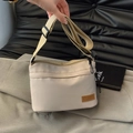 Borsa a tracolla in nylon impermeabile bianco crema con tracolla regolabile e logo - Cachi