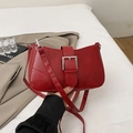 Borsa a tracolla piccola rossa in finta pelle con fibbia in metallo argentato - Rosso