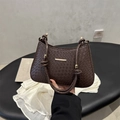 Borsa a spalla marrone con trama intrecciata, barra dorata e tracolla annodata - Marrone Scuro