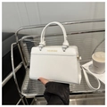 Dettaglio della borsa bianca minimalista con manico a nodo e scritta dorata FASHION BAG - Bianco