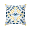 Geometrischer Kissenbezug mit Blumenmuster in Blau und Gelb aus weicher Pfirsichhaut - Mediterrane Retro-Fliese (TPR331-12)