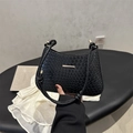 Bolso sobaco chic negro efecto cocodrilo con adornos dorados y detalle de asa con nudo - Negro