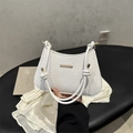 Elegante bolso de hombro blanco efecto cocodrilo con herrajes dorados y asa trenzada - Blanco