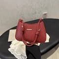 Elegante bolso de mano marrón rojizo con patrón de cocodrilo y herrajes dorados - Rojo