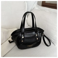 Dettaglio della borsa a secchiello nera con borchie dorate e logo Fashion & Bags - Nero