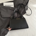 Bolso de mano minimalista de cuero PU negro con letras doradas y asa redonda - Negro
