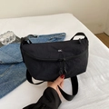 Minimalistische schwarze Nylon-Halbmondtasche mit weißem OK-Logo-Stickerei - Schwarz