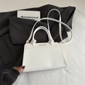 Bolso de mano de lino blanco estructurado con asa de nudo y texto dorado - Blanco