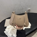 Bolso de hombro beige con relieve de cocodrilo, correa de nudos y detalle dorado - Caqui