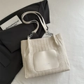 Beigefarbene gewebte Tragetasche mit Kettenriemen und Ledertasche für den Alltag - Weiß