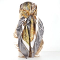 Sciarpa quadrata in raso paisley etnico grigio e giallo, mostrata come hijab - Colore Consigliato