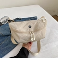 Hellbeige halbmondförmige Umhängetasche aus Nylon mit OK-Logo und breitem Gurt - Weiß