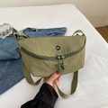 Armeegrüne halbmondförmige Umhängetasche aus Nylon mit OK-Logo und Schultergurt - Grün