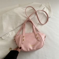Bolso tipo cubo de cuero rosa con remaches dorados y correa en tela blanca - Rosa