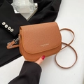 Bolso de hombro marrón con textura tejida y letras doradas de tendencia de moda - Marrón