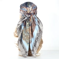 Foulard quadrato di raso 90cm con stampa paisley azzurro e arancione sulla testa - Paisley Blu Chiaro