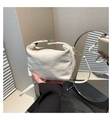 Dettaglio della borsa in pelle crema con patchwork irregolare e finiture dorate - Bianco