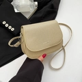 Bolso de hombro tipo silla de montar beige para mujer con solapa y logotipo - Caqui
