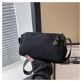 Detalle del bolso bandolera negro con múltiples cremalleras y logotipo impreso - Negro