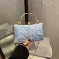Elegante borsa da sera in pizzo azzurro con ricami di farfalle 3D e chiusura a fiocco - Blu