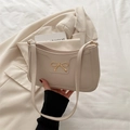 Minimalistische cremeweiße Mondsichel-Schultertasche mit stilvoller Metallschnalle - Weiß