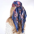 Foulard quadrato in raso blu navy con stampa paisley indossato come turbante etnico - Paisley Blu Reale