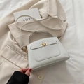 Sac à main trapèze en cuir blanc grainé avec fermoir doré et bandoulière réglable - Blanc