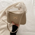 Schicke hellbeige Halbmond-Achseltasche aus Leder mit goldener Schleifenschnalle - Khaki