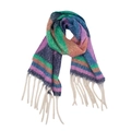 Dettaglio di sciarpa a maglia a righe colorate con frange e morbida trama mohair - Triangolo Blu Viola