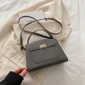 Sac à main gris foncé en similicuir avec fermoir doré et bandoulière fine - Gris