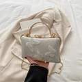 Elegante bolso de novia en satén blanco con bordado de mariposa y asa de diamantes - Blanco