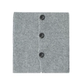 Detail van grijze geribbelde gebreide nekwarmer met drie decoratieve zwarte knopen - Grijs