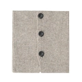Detail van grijze wollen nekwarmer met geribbelde textuur en drie zwarte knopen - Khaki