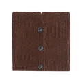 Detail van de donkerbruine gebreide nekwarmer met drie decoratieve zwarte knoppen - Bruin