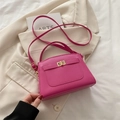 Sac à bandoulière Kelly magenta en cuir grainé avec fermoir rotatif doré et poignée - rose vif