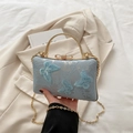 Bolso de noche en satén azul claro con mariposas en 3D y asa de pedrería fina - Azul