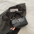 Schwarze Eimer-Handtasche aus genarbtem Leder mit Bären-Anhänger und goldenem Schloss - Schwarz