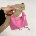 Bolso de media luna rosa con asa de perlas y correa de cadena dorada elegante - Fucsia