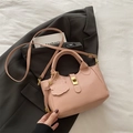 Rosafarbene Eimertasche mit Lychee-Maserung, Goldverschluss und süßem Bärenanhänger - Rosa