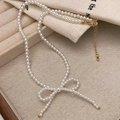 Dettaglio della collana di perle con fiocco e chiusura a moschettone in oro regolabile - Collana con Pendente a Fiocco di Perle