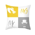 Housse de coussin Mr et Mrs motif géométrique jaune et gris avec silhouettes de couple - Mr & Mrs (TPR375-11)