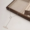 Detail van een zilveren Y-ketting met een barokke parel en onregelmatige ring - Zilveren Barok Zoetwaterparel Hanger Ketting