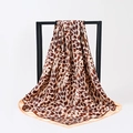 Klassisches Seidensatin-Quadrat-Tuch mit Leopardenmuster und champagnergoldener Bordüre - Nude Leopard