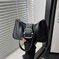 Bolso baguette chic en cuero negro con hebilla plateada grande bajo el brazo - Negro