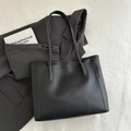 Grande borsa tote classica in ecopelle nera per ufficio su sfondo bianco pulito - Nero senza Ciondolo