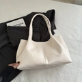 Minimalistische beige Tragetasche aus mattem PU-Leder mit vertikaler Naht und langen Griffen - Weiß