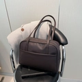 Grande borsa tote retrò marrone scuro esposta su una sedia per un look professionale - Marrone