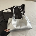 Silberne minimalistische Tragetasche mit mattem Finish und Mittelnaht-Detail - Silber