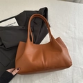 Minimalistische große Damen-Tragetasche in Karamellbraun aus Leder für das Büro - Braun