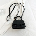 Schwarze Mini-Handtasche mit Litschi-Muster, Gürtelschnalle und langem Schultergurt - Schwarz